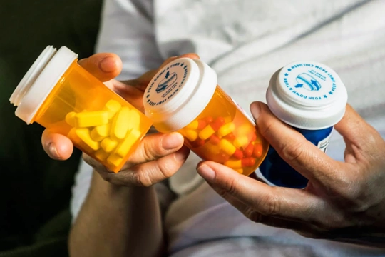 İlaç Dolabınızda Saklanan Risk: Hangi İlaçlar Jinekomastiye Neden Olur?